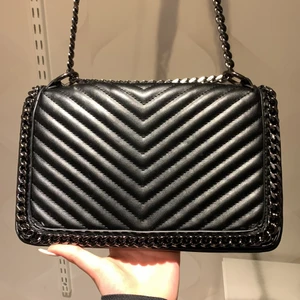 Gina tricot väska  - INTRESSEKOLL! Jättefin väska från Gina tricot, köpt för några år sen men aldrig andvänt. Skriv vid intresse!💗