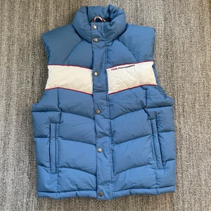 Peak performance väst - Vintage peak väst i nyskick ish, inga fläckar inga hål och allmänt fräsch! Bud börjar på 350 köp direkt för 650