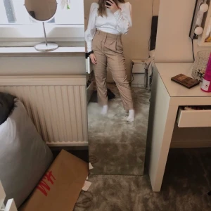 Rutiga kostymbyxor - Superfina kostymbyxor som endast är använda 2-3 gånger. Tyvärr lite för stora för mig men annars i bra skick. Den är i storlek 40 och jag är 165cm lång. 