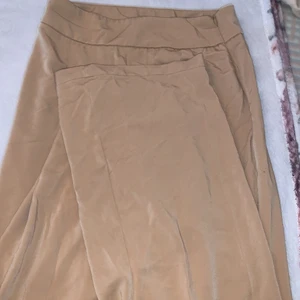 Beige byxa  - Fina sköna byxor från Bikbok fint skick inte min storlek därför säljs de. Frakt tillkommer ❤️