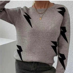 Blixt tröja - Cool tröja med blixtar på, köpte den för 199kr och har använt den 2 gånger och den är i nyskick. Super snygg men inte riktigt min stil så den kommer inte till användning!☺️ materialet är super skönt och stretchigt och mjuk❤️Skriv privat för fler bilder:)