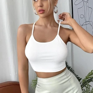 Fin vit topp - En jätte jätte jätte fin och slutsåld vit topp med knytning där bak aldrig använd och tvättas så klart innan❤️