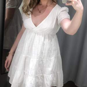 Säljer min super fina vita klänning i linnematerial❤️ i super skick säljer då jag inte använder längre 