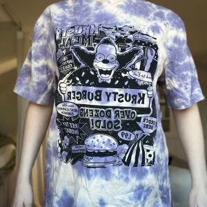 T-shirt  - En cool t-shirt ifrån h&m aldrig använd den är oversize köpt på killavdelningen 