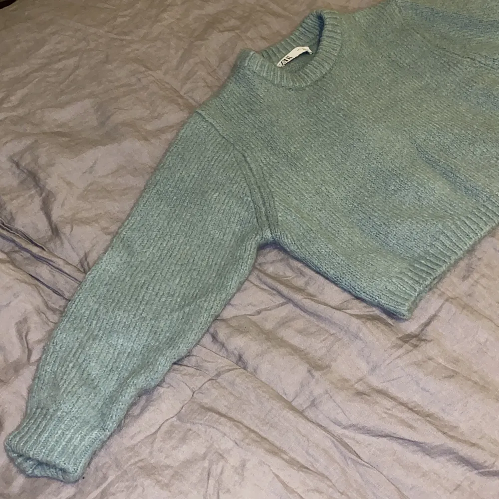 Grön/blå stickad tröja från zara. Säljer för att den inte kommer till användning. Den är väldigt skön och bekväm. Använt ca 3 gånger. Säljer den väldigt billigt för att jag vill bli av med den. Frakt återkommer💚💙. Tröjor & Koftor.