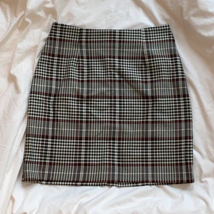 Rutig kjol - Använt få gånger men bra skick. Storlek 34 men passar mig som vanligtvis har 36, stretchig kjol.