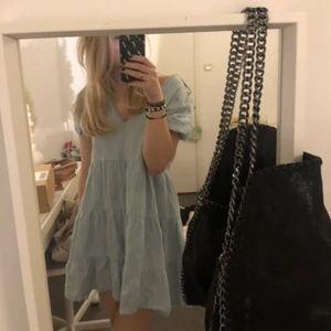 SLUTSÅLD ny zara klänning i jeanstyg 💙 - säljer denna snygga jeans klänning ifrån zara (helt slutsåld!!) som man kan styla på många olika sätt, tillexempel med en stickad tröja över (se bild två) 💘💘  säljes direkt för 250kr exklusive frakt, endast använd fåtal gånger så helt i nyskick! 🤝⚡️ bud startar på 200 💘 