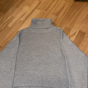 Stickad tröja från hm - Stickad tröja Från H&M i bra skick använd max två gånger❤️ 