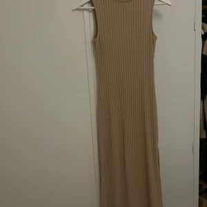 Lång klänning NAKD  - Säljer denna super snygga långklänningen från NAKD. Köparen står för frakten, använd fåtal gånger. Storlek xs men fungerar på S också. 