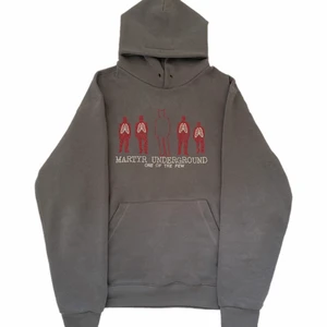 Martyr underground hoodie - Väldigt sällsynt o snygg rhinestone hoodie från märket martyr underground!, skick 9/10 använd nån enstaka gång o alla stenar sitter kvar! Ingen storleks lapp men sitter som en L men passar en stor M!