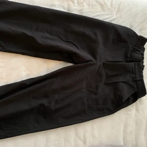 Svarta kostymbyxor  - Superfina kostymbyxor, väldigt baggy i benen o fina i längden på mig som e 173.