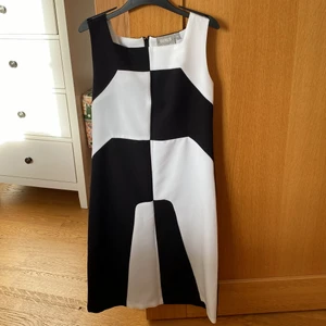 Cool klänning  - Väldigt snygg och cool klänning i mycket fint skick. Säljer då den inte kommer till användning. Köpare står för eventuell frakt. 