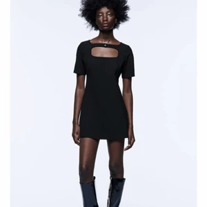 Klänning  - Klänning från Zara som är helt slutsåld. Säljer den då jag råkade beställa den två gånger. Aldrig använd (eller testad) och prislapp finns kvar. Vid flera intresserade=budgivning!