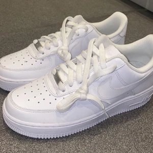 Oanvände nike air force 1 - Lägger ut mina onavända nike air force 1 igen pågrund av att förra köparen var oseriös‼️ dem är i ett helt nytt skick och är i strl 39❤️‼️‼️‼️ Budet är på 500kr‼️‼️❤️