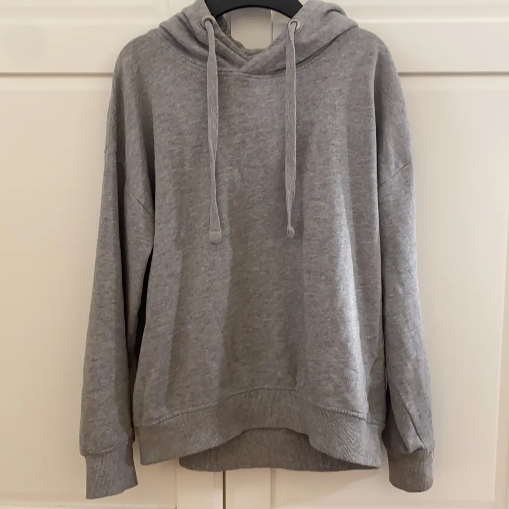  Jättefin grå hoodie från lager 157 storlek S, säljer på grund av att den inte kommer till användning längre. . Tröjor & Koftor.