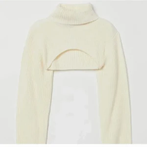 Kroppad polotröja  - Säljer denna jättefina kroppade polotröja ifrån hm, helt oanvänd.💕💕 Kan mötas i Linköping annars står köparen för frakten💗 går att köpa för 250kr direkt 