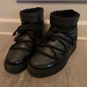 Inukkii skor - Äkta Inukkii skor. Svarta i läder. Mycket tecken på användning. Storlek 37 (är aningens tajta på mig som har 38) därav säljer jag. 