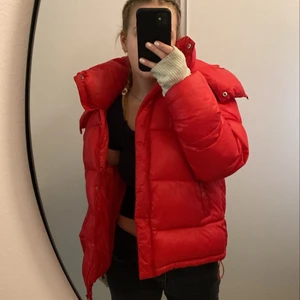 Röd pufferjacket - Säljer min jättesnygga pufferjacket, den har inte kommit till så mycket användning iår. Jättefint skick på jackan💗