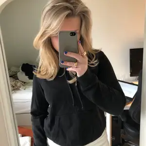 Svart hoodie med brun nyans 🖤 använd, men fortfarande i bra skick