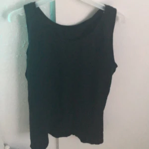 Svart linne  - Svart linne med breda band! Storlek 150 