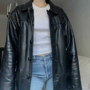 Svart vintage skinnjacka - Svart vintage oversized skinnjacka i äkta läder. Ganska varm så funkar även i kyligare väder. Bra skick för sin ålder och inga märkbara slitningar alls. En av mina absoluta favoriter😍 (jag har storlek 36 i både överdelar och underdelar och är 170)