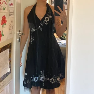 Fin klänning - Jättecool klänning köpt second hand, jag har aldrig använt den typ o den är i fint skick. Sitter supersnyggt på också! Frakt inkluderat i priset 