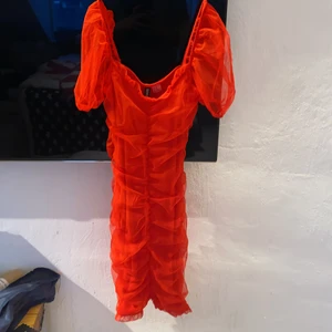 Rynkad klänning - Helt ny klänning (prislappen är fortfarande kvar) köpte den för 199kr