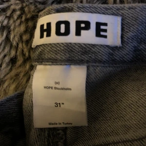 Hope Rush Denim Grå - Gråa hope rush denim jeans. Storlek 31. Priset kan diskuteras. Kan mötas upp i Stockholm. 