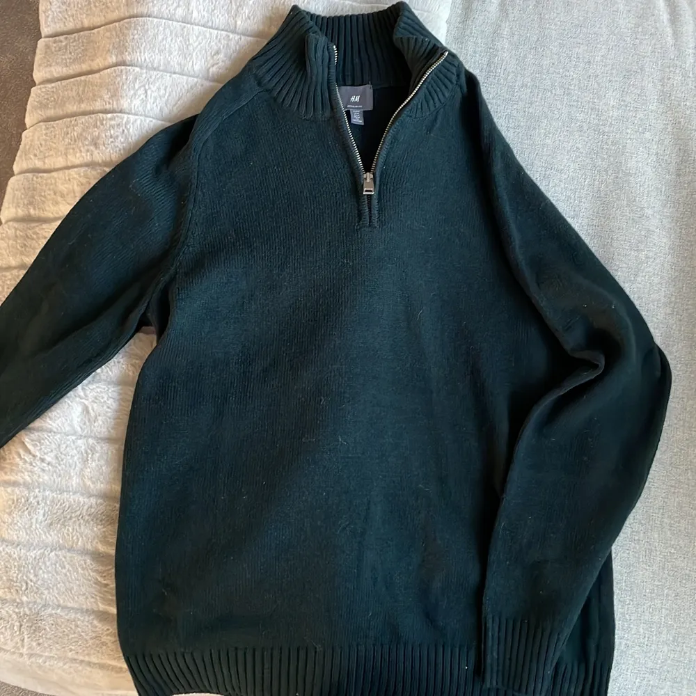 Vanlig grön stickad zip tröja från hm. Inte använd alls, fick den i julklapp men den passade inte mig. Köpare står för frakt.. Tröjor & Koftor.