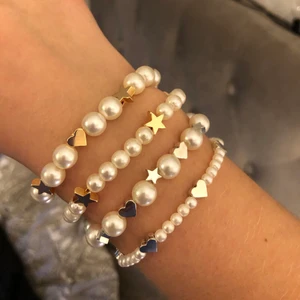 Pärlarmband  - Säljer så fina pärlarmband som jag har gjort🌟🌟 Kolla in mina andra annonser för massa fler egengjorda smycken!! Ni får även komma med egna idéer på färg och design🥰 Alla på bilden kostar 35kr/styck. Frakt tillkommer på 13kr!