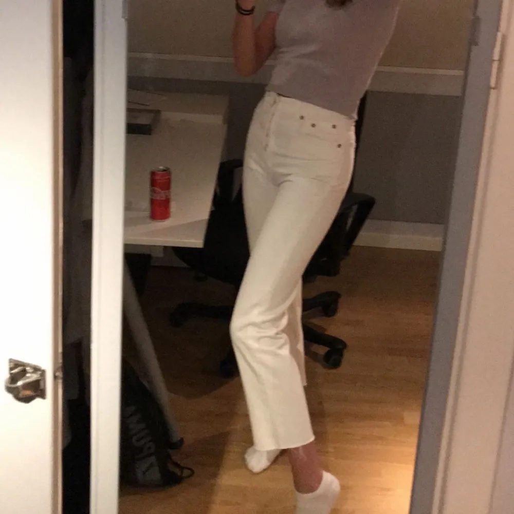 Fina vita jeans från Zara som jag tyvärr inte kommer i längre där av gammal bild. Enbart använda 3-4 gånger där av bra skick. . Jeans & Byxor.