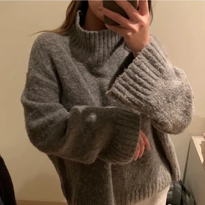 tröja  - Grå stickad tröja, skriv för intresse 