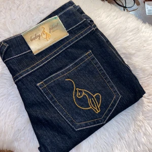 y2k Baby Phat jeans - skit snygga lågmidjade straight leg jeans från baby phat. köpte dom secondhand men ser helt ny ut. köp direkt för 300 kr + 66 kr frakt:)