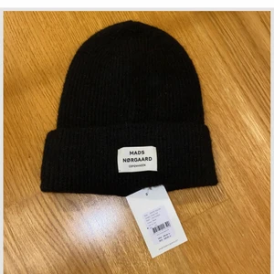 En svart Mads Norgaard Copenhagen mössa  - En svart Mads Norgaard Copenhagen mössa som är helt ny, köpte den nyligen men använder den inte och hitta ej kvittot. Nypris 499, hör av er vid frågor eller intresse vid köp💗
