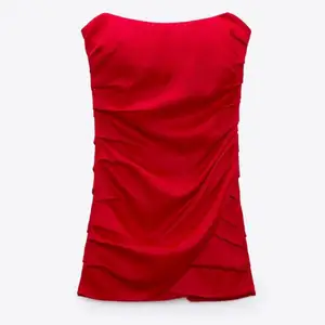 Röd cocktailklänning från Zara som är oanvänd. Nypris 450kr