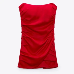 Röd cocktailklänning från Zara💋 - Röd cocktailklänning från Zara som är oanvänd. Nypris 450kr