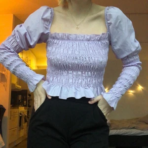 Lila blus Gina Tricot - Lila blus från Gina Tricot i en lite kortare modell och puffärm, knyte i nacken. Storlek S. Väldigt sparsamt använd, hittar inget att anmärka på! Köparen står för frakt.