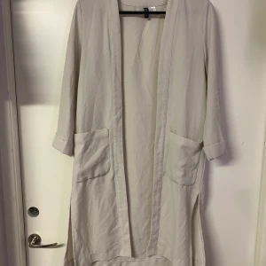 Kofta - Tunn beige kofta med fickor från hm i storlek 36. Frakt tillkommer 