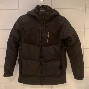 SAIL RACING VINTERJACKA, TOPPSKICK - En supersnygg och varm Sail Racing vinterjacka! Jackan är i toppskick utöver ett litet hål som är igensytt (se på bild 3).  Jackan är inte så använd heller. Jackans storlek är 170. Sitter även bra på 175 och neråt. Nypris:3499 