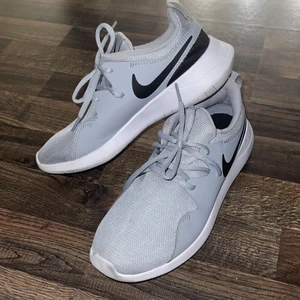 Nike skor  - Jättesköna och lätta nikeskor, säljer då dom inte kommer till användning eftersom jag har andra skor. Perfekta att springa, träna i eller ha till vardags. Kontakta för fler frågor eller bilder❤️