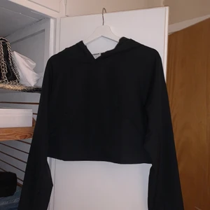 Croppad tröja/jacka från Gymshark - Säljer en croppad tröja/jacka  från Gymshark i storlek S, aldrig använd. Helt ny med lappar kvar. 