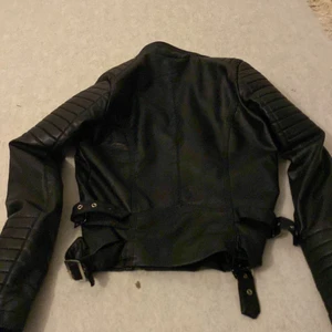 Skinnjacka - Köpte min skinnjacka för ca 2 månader sedan, använd ett fåtal gånger. Storlek S men passar XS också. Köpte den för , 700 men säljer den för 400 