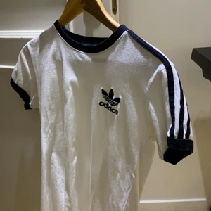 ADIDAS shirt S - Adidas skjorta.  Storlek s.  Mycket ren och aldrig haft den förut förutom en gång.  Gäller både kvinnor och män! Price can be discussed 💓
