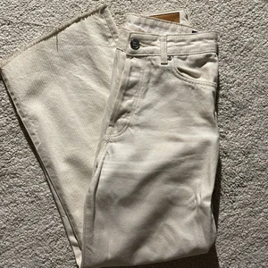 Jeans - Vida jeans från Bikbok i st XS/S/W27, byxorna är fläckfria och fräscha dock så är dem klippta nertill🤍