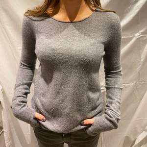 Säljer denna super fina stickade tröja från Lisa yang! Tröjan är i storlek 2, men skulle säga att den passar xs-m. Nypris 3000kr, säljer för 600kr!💕