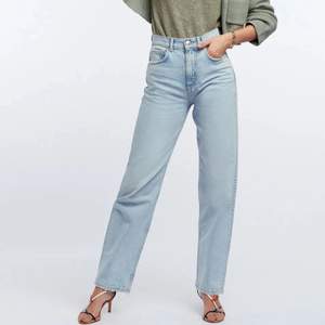 Ett par ljusa jeans i modell straight (långa) i strl 40. De är köpta på Gina Tricot , är i nyskick och använda endast ett fåtal gånger. Säljs pga köpte i fel storlek. Nypris 599 kr. Mitt pris 150 kr. (Obs frakt ingår ej)