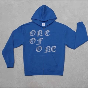 One of one - Säljer min blåa One Of One hoodie pga att den inte används så mycket. Den är i storlek L men passar de flesta beroende på vilken passform du vill ha. Inga märken, fläckar, hål eller rhinestones som lossnat på den. Säljs för 1500 kr pga att den knappt är använd. 