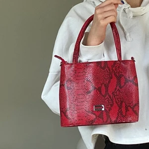 Handväska i ormskinn  - Jättesöt handväska med massor med fack på insidan! Frakt ingår i priset ❤️‍🔥❤️‍🔥