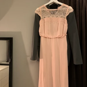 By malina balklänning - Den perfekta finklänningen till bal, bröllop osv. Puderrosa, storlek xs från by malina. Knäppning med dragkedja på sidan. Spets/transparent rygg 