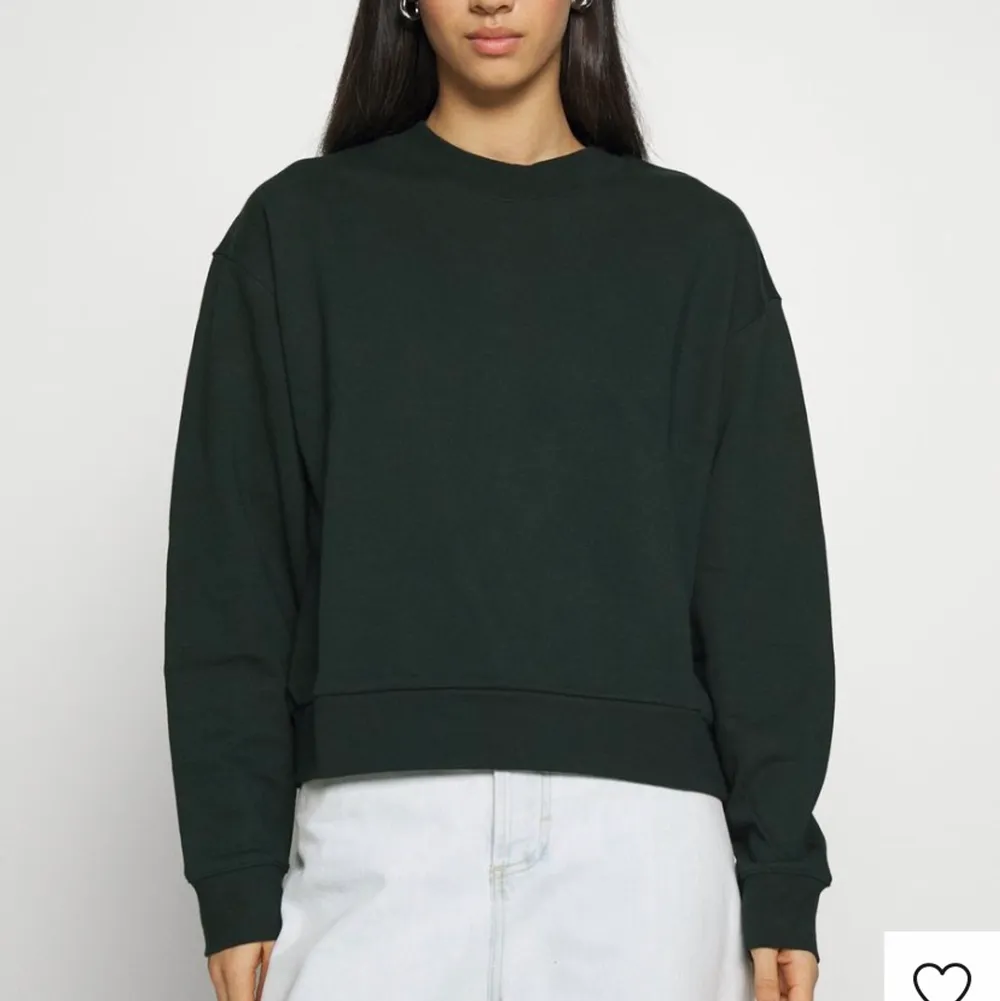 mörkgrön sweatshirt från bikbok. Tröjor & Koftor.